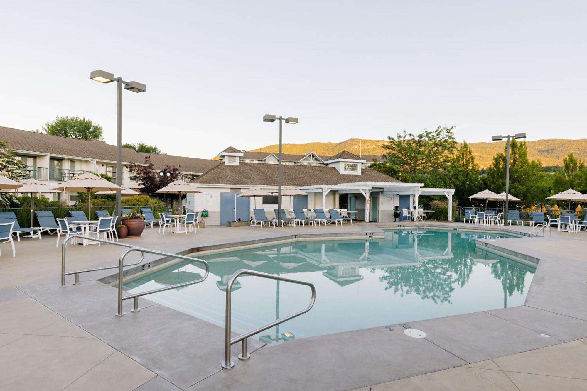 Balcomo, A Ramada By Wyndham Penticton Kültér fotó